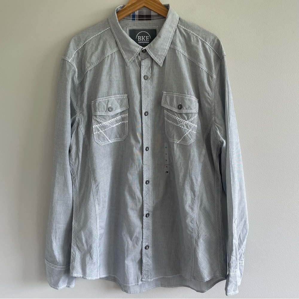 NWOT BKE Men's Athletic Fit Long Sleeve Button Up Gray/White Striped Shirt